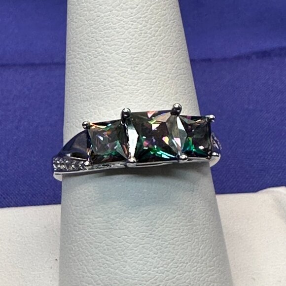 Silver-Tone Ring w/3 Emerald Cut “Mystic” Prong-Set Crystals.  Size 9. - Picture 9 of 15